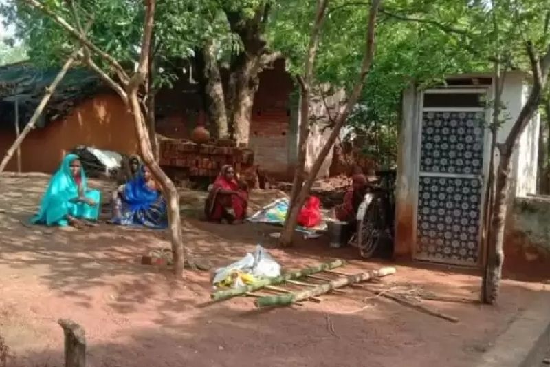 दरअसल, यह मार्मिक घटना देवघर जिले में जसीडीह थाना क्षेत्र के चरकी पहरी गांव से शनिवार को सामने आई है। जहां किशन चौधरी नाम का युवक अपनी मां की मौत के बाद अंदर से इतना टूट गया कि उसे मरने के अलावा और कुछ नहीं दिखा। मां और बेटे की हुई मौत के बाद पूरे गांव में मातम छाया हुआ है।