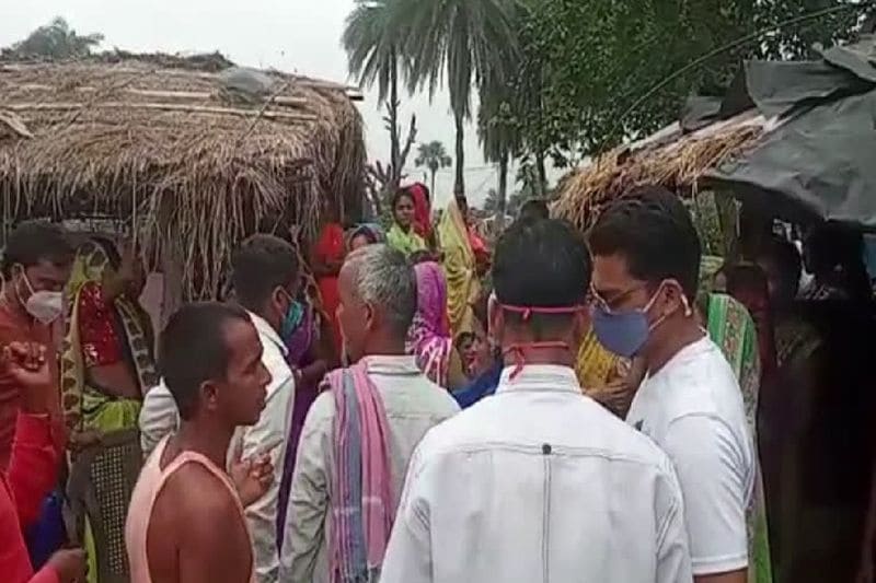 काफी देर होने के बाद जब किशन बाहर नहीं आया तो पत्नी ने दरवाजा खटखटाया, लेकिन कोई हलचल नहीं हुई। इसके बाद खिड़की से झांककर देखा तो पति को फंदे पर लटका देख पत्नी के होश उड़ गए। घटना की जानकारी मिलते ही मौके पर पुलिस पहुंची और शव को उतारकर पोस्टमॉर्टम के लिए भेज दिया।