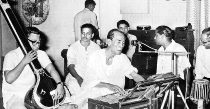 তবে সেই সময় গুরু দত্তের উপর বেজায় চটেছিলেন শচীন দেববর্মণ। কারণ তিনি বলেছিলেন, পঞ্চম এখনো স্বাধীন পরিচালক হওয়ার যোগ্যতা অর্জন করতে পারেনি। এই নিয়ে বাবা এবং ছেলের মধ্যে ঠাণ্ডা লড়াই চলে। তবে জিত হয়েছিল বাবার। ফিল্মি দুনিয়ায় রাজ মুখ থুবড়ে পড়লো। 