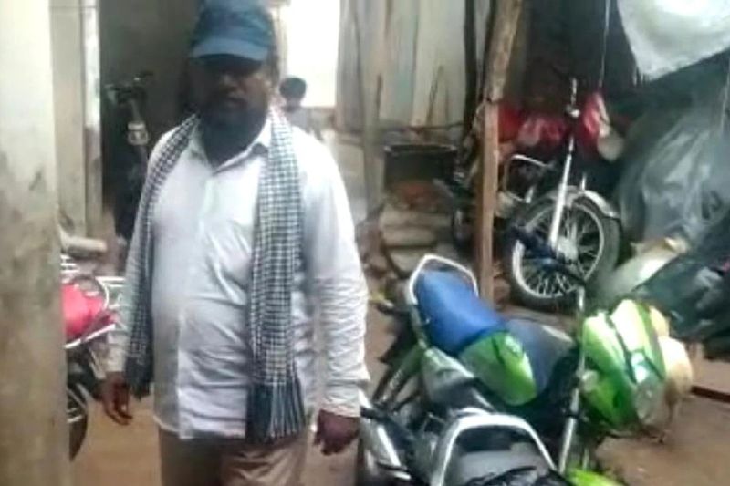 अब्दुल मजीद खान का कहना है कि पैरालिसिस का अटैक इतना ज्यादा था कि वह ठीक से बोल तक नहीं पाते थे। इसका असर शरीर के आधे हिस्से पर था। मुंह भी चपेट में आ गया था। इसके लिए मैंने कई डॉक्टरों से इलाज कराया, लेकिन कहीं कोई फायदा नहीं हुआ। टोना-टोका और पीर-फकीर के पास तक गया, लेकिन कहीं कोई आराम नहीं मिला।
