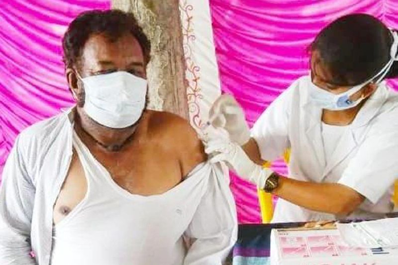 दरअसल, राजगढ़ जिले के सारंगपुर में रहने वाले अब्दुल मजीद खान नाम के शख्स ने यह दावा किया है। जिन्होंने शनिवार सुबह कोरोना वैक्सीन लगवाई है। उनका कहना है कि यह वैक्सीन मेरे लिए वरदान साबित हुई है। जिस पैरालिसिस बीमारी से मैं पिछले 7 महीने से जूझ रहा थास, वह वैक्सीन लगते ही आधे घंटे में ही पूरी तरह से ठीक हो गई।