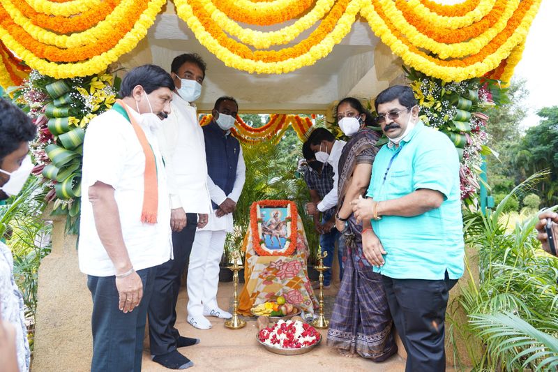 ಮಾಗಡಿ ಶಾಸಕ ಮಂಜುನಾಥ್, ಬೆಂಗಳೂರು ಉತ್ತರ ಬಿಜೆಪಿ ವಿಭಾಗದ ಅಧ್ಯಕ್ಷ ನಾರಾಯಣ ಗೌಡ, ಬಿಬಿಎಂಪಿ ನಿಕಟಪೂರ್ವ ಸದಸ್ಯೆ ಸುಮಂಗಲಾ ಕೇಶವ್, ರಾಮನಗರ ಬಿಜೆಪಿ ಜಿಲ್ಲಾಧ್ಯಕ್ಷ ಹುಲವಾಡಿ ದೇವರಾಜ್ ಮುಂತಾದವರು ಜತೆಯಲ್ಲಿದ್ದರು.