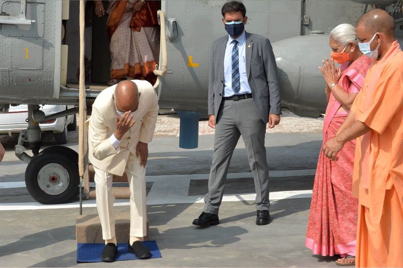 मातृभूमि को को नमन करने के बाद राष्ट्रपति रामनाथ कोविंद ने इमशोनल होते हुए कहा कि 'मैंने कभी सपने में भी नहीं सोचा था कि इस गांव का एक साधारण सा बालाक एक दिन बड़ा होकर देश के सबसे बड़े और सर्वोच्च पद पर पहुंचकर दायित्व-निर्वहन का सौभाग्य मिलेगा। लेकिन भारत की लोकतांत्रिक व्यवस्था ने यह कर के दिखाया।
