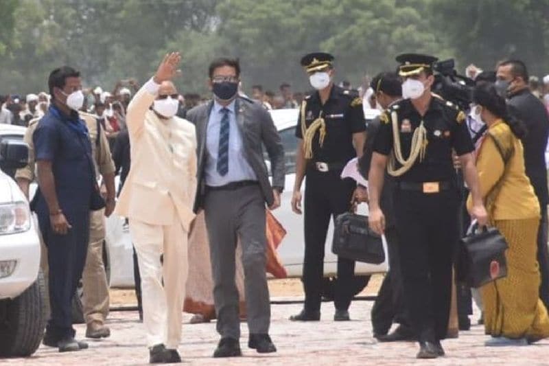 बता दें कि राष्ट्रपति बनने के बाद 4 साल में पहली बार वह दिल्ली से कानपुर देहात अपने गांव परौंख पहुंचे हैं। गांव पहुंचते ही उन्होंने अपने संबोधन में कहा-''मेरे लिए परौंख केवल एक गांव नहीं है, यह मेरी मातृभूमि है, मैं कहीं भी रहूं, मेरे गांव की मिट्टी की खुशबू और मेरे गांव के निवासियों की यादें सदैव मेरे हृदय में रहती हैं। यहीं से मुझे आगे बढ़ने और देश सेवा करने की प्रेरणा मिलती हैं।''
