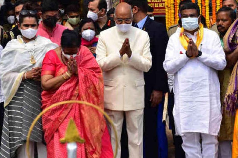 बता दें कि राष्ट्रपति रामनाथ कोविंद अपनी पैतृक गांव की यात्रा के दौरान पत्नी और बेटी के साथ पथरी देवी मंदिर गए, जहां उन्होंने पूजा-अर्चना की। जिसके बाद उन्होंने राज्यपाल और सीएम के आदित्यनाथ के साथ परौंख गांव का दौरा किया।