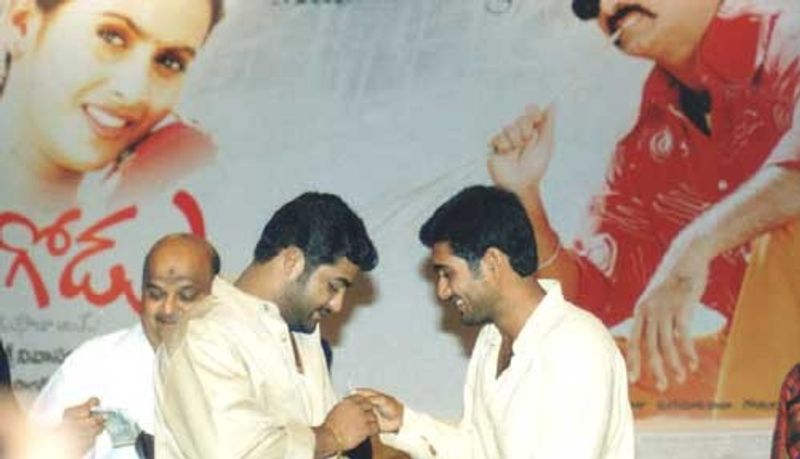 మరోవైపు రవితేజ నటించిన `దొంగోడు` సినిమా ఆడియో ఫంక్షన్లోనూ పాల్గొన్నాడు ఉదయ్ కిరణ్. ఇందులో ఎన్టీఆర్తో కలిసి గెస్ట్ గా హాజరు కావడం విశేషం.