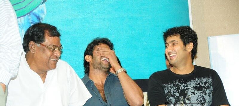 అంతేకాదు మరో సందర్భంగా కోటా శ్రీనివాసరావు, ప్రభాస్లతో కలిసి స్టేజ్ని పంచుకున్నారు. ఈ సందర్భంగా ఉదయ్ కిరణ్ వేసిన పంచ్కి పగలబడి నవ్వారు ప్రభాస్.