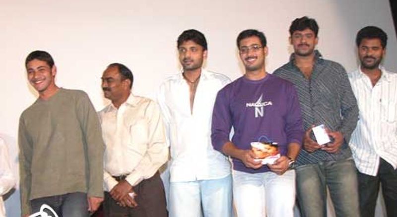 మహేష్బాబు నటించిన `నాని` చిత్రం ఆడియో ఫంక్షన్లో ఉదయ్ కిరణ్ గెస్ట్ గా పాల్గొన్నాడు. ప్రభాస్, ప్రభుదేవా, సుమంత్ వంటి స్టార్స్ తో కలిసి ఆయన స్టేజ్ని పంచుకున్నాడు.