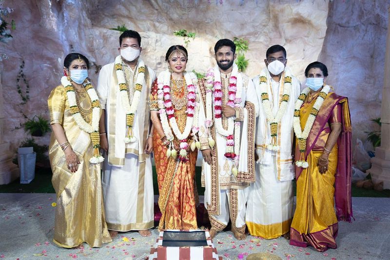 పాన్ ఇండియా డైరెక్టర్ శంకర్ పెద్ద కూతురు ఐశ్వర్య వివాహం క్రికెటర్ రోహిత్ దామోదరన్తో ఆదివారం నిర్వహించారు. మహబలిపురంలోని ఈస్ట్ కోస్ట్ రోడ్లో గల వెల్కమ్ హోటల్లో ఈ వెడ్డింగ్ జరిగింది.