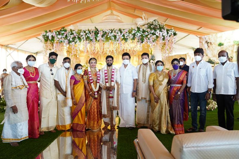 ఇందులో తమిళనాడు సీఎం స్టాలిన్, నటుడు, ఎమ్మెల్యే ఉదయనిధి స్టాలిన్, ఇరు కుటుంబ సభ్యులు పాల్గొన్నారు. నూతన వధువరులను ఆశీర్వధించారు.