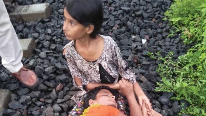 woman attempted suicide front of train daughter saved the mother life in bhopal kpr woman attempted suicide front of train daughter saved the mother life in bhopal kpr