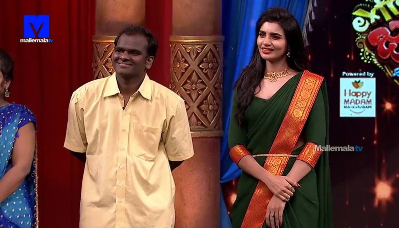 jabardasth varsha half saree hot photos fire on netizens pics mesmerizing
