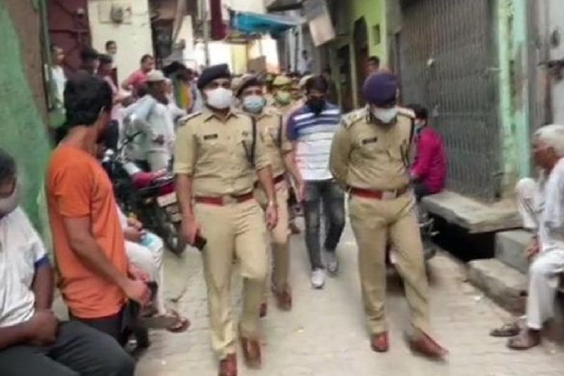 फिलहाल गाजियाबाद पुलिस मामले की जांच कर रही है घटना स्थल पर पहुंचकर मामले की जांच में जुटी हुई है। वहीं मृतकों की पहचान 70 साल के कपड़ा व्यापारी रियाज उर्फ रियाजुद्दीन उनके दोनों उनके 30 साल के बेटे अजहर और 28 साल के बेटे इमरान रूप में की। वहीं रियाज की 60 वर्षीय पत्नी फातिमा की हालत गंभीर बताई जा रही है। 