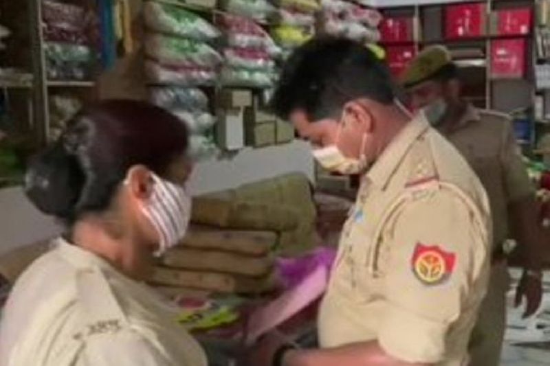 पुलिस के अधिकारियों का कहना है कि अभी घटना का कारण साफ नहीं हो पाया है। आस-पास के लोगों से पूछताछ की जा रही है। साथ ही घटना के वक्त लोकेशन पर जिन लोगों के मोबाइल फोन चल रहे थे, उनकी भी जांच हो रही है। जल्द ही इसका खुलासा हो जाएगा।