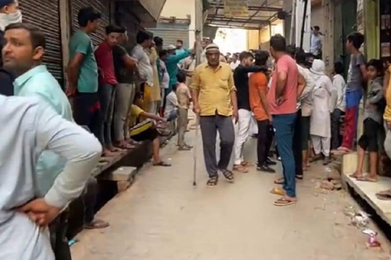 बता दें कि गाजियाबाद में आए दिन इस तरह का क्राइम होता रहता है। बदमाशों का ना तो पुलिस का खौफ है और ना ही कानून का कोई डर बचा है। एक सप्ताह पहले ही लोनी थाना क्षेत्र के बलराम नगर इलाके में एक बुजुर्ग दंपति की हत्या हुई थी। वहां भी मृतकों के बेटे ने वारदात के पीछे की कहानी लूट ही बताई थी। हालांकि बाद में जांच में सामने आया कि बेटे ने ही संपत्ति की वजह से अपने माता-पिता को मार डाला था।
