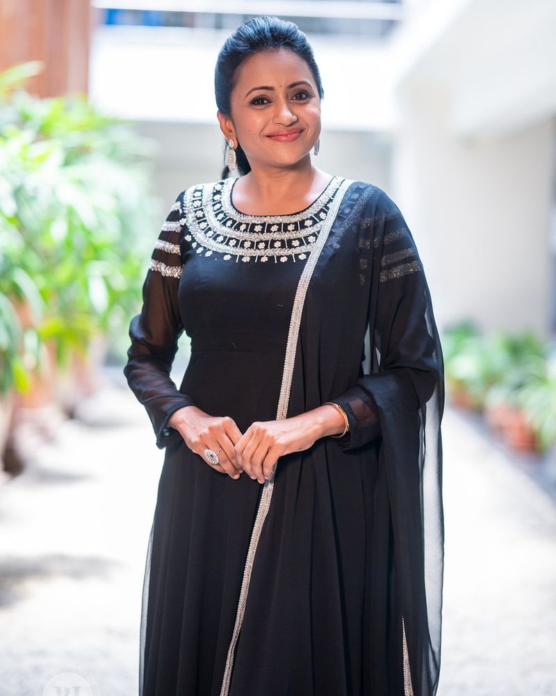 పంచ్లకు కేరాఫ్గా నిలిచే సుమకే పంచ్లు పడుతుండటం విశేషం.