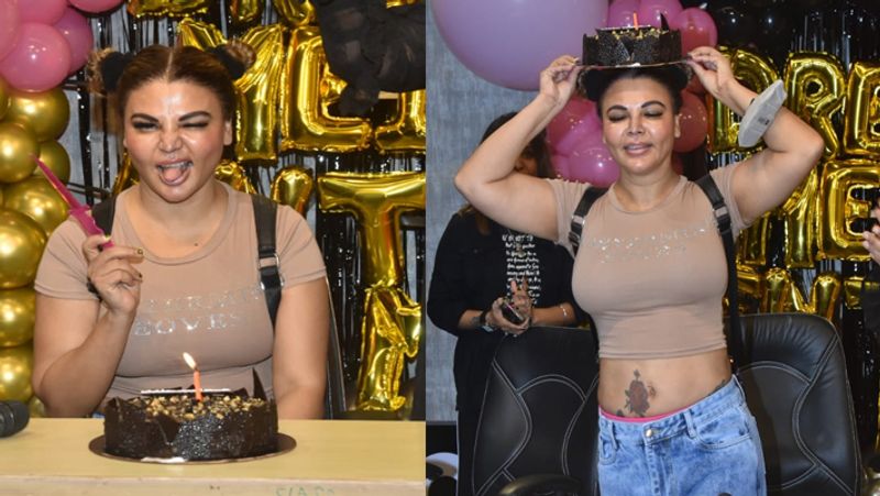 राखी सावंत अपने गाने की सक्सेस पार्टी में स्किन कलर का शॉर्ट टॉप और जीन्स में नजर आई। उनके जीन्स पर मिकी माउस और डोनाल्ड डक के फोटोज प्रिंट थे। उन्होंने अपने बालों को कसकर बांध रखा था। उन्होंने न्यूड मेकअप कर रखा था।