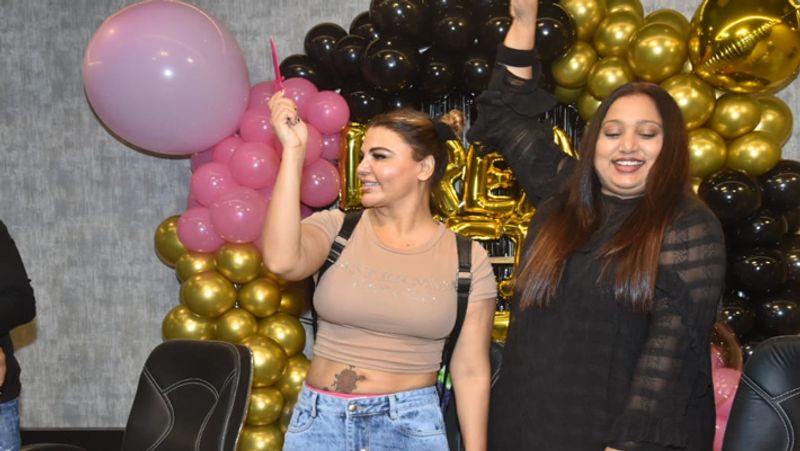 बॉलीवुड में राखी अपने काम से ज्यादा अपनी उटपटांग हरकतों की वजह से सुर्खियों में बना रहती है। उन्होंने राजनीति में भी किस्मत आजमाया, लेकिन यहां भी उन्हें सफलता नहीं मिली। सलमान खान के शो बिग बॉस में नजर आई राखी को जनता ने खूब पसंद किया। 