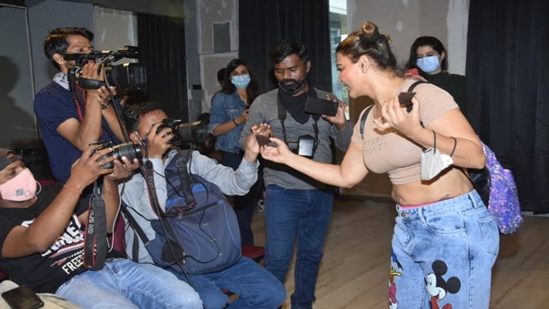 इंटरव्यू के दौरान एक फैन के कमेंट पर रिएक्शन देते हुए राखी ने कहा-आप कितने दिन झूठ बोलोगे? कितने दिन आप झूठा नाटक करोगे? इसलिए मैंने पहले से ही खुद को ऐसा ही रखा है। भैया मैं जैसी हूं, मुझे अपना लो। मैं जैसी हूं, मुझे अडॉप्ट कर लो। 