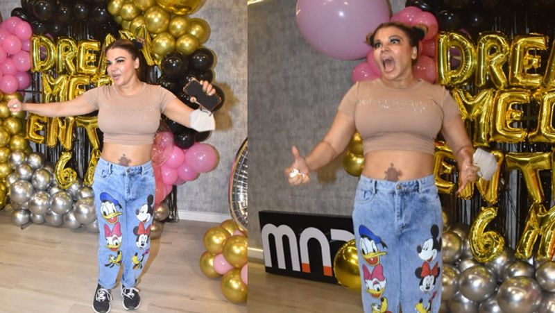 राखी के सेलिब्रेशन की फोटोज में वे काफी एक्साइटेड भी नजर आई। इस दौरान उन्होंने फोटोग्राफर्स को पोज देते हुए जमकर डांस भी किया।