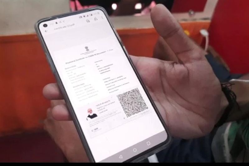 वहीं छिंदवाड़ा सेन समाज के अध्यक्ष और एक सैलून के मालिक सागर बंदेवार ने मीडिया से बात करते हुए कहा कि शहर के सभी सैलून संचालकों को वैक्सीन लग चुकी है। हमने एक-एक दुकानदार को कहकर यह वैक्सीनेशन करवाया है। इसिलए अब हम वैक्सीन सर्टिफिकेट देखने के बाद ही किसी के बाल या सेविंग कर रहे हैं।