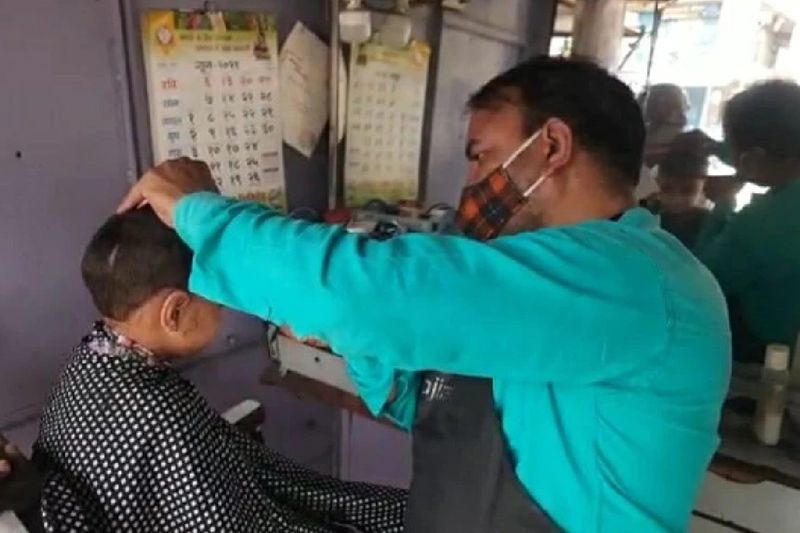 बता दें कि सैलून संचालिकों इस फैसले के बाद शहर के लोग उनकी जमकर तारीफ कर रहे हैं। शहर के अन्य कारोबारियों का कहना है कि सैलून एसोसिएशन द्वारा यह अच्छी पहल की शुरूआत की है। दूसरे व्यापारियों को भी ऐसे सार्थक कदम उठाना चाहिए।
