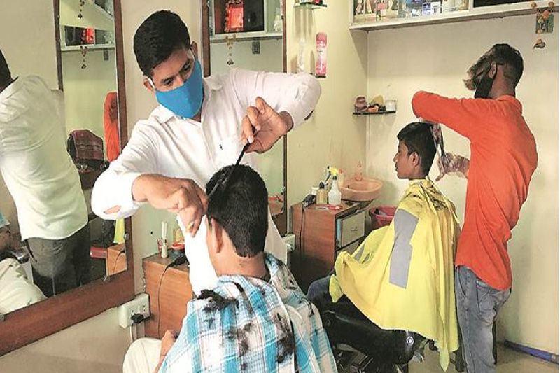 बता दें कि छिंदवाड़ा शहर में जितनी भी सैलून की दुकानें हैं उन्होंने अपने साथ-साथ अपने परिवार के सभी सदस्यों को कोरोना वैक्सीन लगवा दी है।