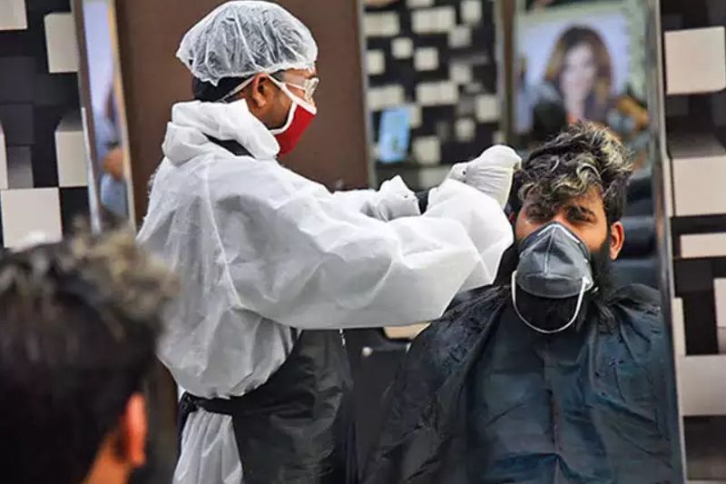 दरअसल, छिंदवाड़ा शहर के सैलून संचालिकों का कहना है कि जब तक कोई ग्राहक अपना वैक्सीनेशन सर्टिफिकेट नहीं दिखाएगा, उसका सैलून और पार्लर में किसी तरह का कोई काम नहीं होगा। अगर किसी को अपनी शेविंग या कटिंग करवानी है तो उसे पहले कोरोना वैक्सीन लगवानी होगी।