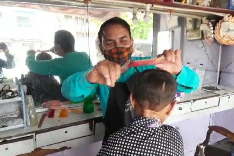 सैलून संचालिकों का कहना है कि हम चाहते हैं कि शहर में जल्द से जल्द 100 फीसदी लोगों को वैक्सीन लग जाए। वैक्सीनेशन में तेजी लाने के लिए हम सैलून दुकानदारों ने बैठक कर सर्वसम्मति से यह फैसला लिया है कि अब ऐसे किसी भी युवा या बुजुर्ग का काम नहीं किया जाएगा जिसने अभी तक वैक्सीन का एक भी डोज नहीं लगवाया है।