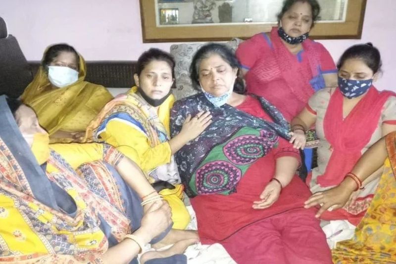 आरपियों ने बताया कि अब हमने सचिन की हत्या तो कर दी, लेकिन अब सवाल था कि उसके शव को कहां ठिकाने लगाया जाए। इसिए हम लोगों कोरोना के नाम का फायदा उठाकर शव को एक बैग में डाला और सभी PPE किट पहनाकर बल्केश्वर शमशान घाट लेकर पहुंच गए। वहां के लोगों को हमने मृतक का नाम रवि वर्मा बताया और कोविड प्रोटोकाल की तरह अंतिम संस्कार कर दिया। (सदमें में मृतक सचिन का परिवार)
