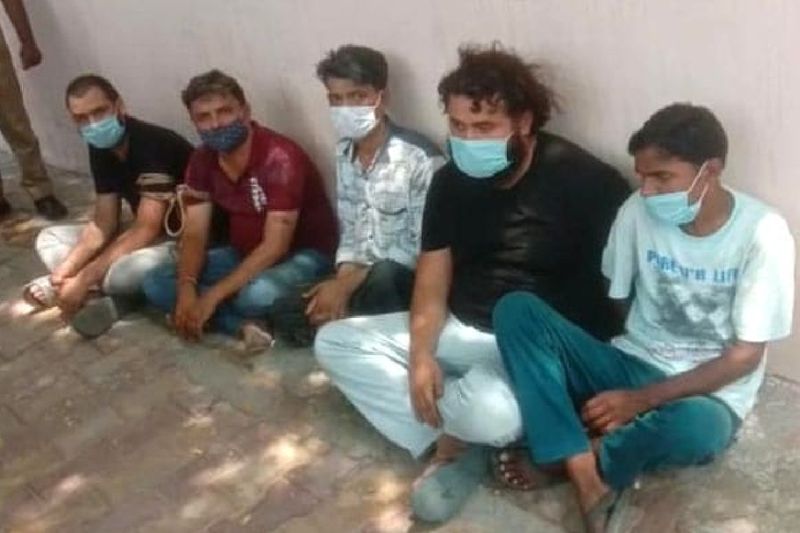 पुलिस ने जब आरोपियों से अपहरण करने की वजह पूछी तो सुमित असवानी नाम के आरोपी ने बताया कि सचिन चौहान ने कुछ दिन पहले उससे 40 लाख रुपए उधार लिए थे। वह मेरा दोस्त था, इसलिए उसे इतनी मोटी रकम देने में मैंने मना नहीं किया। लेकिन काफी मांगने के बाद वह इन रुपयों को लौटा नहीं रहा था। इसके बाद मैंने हर्ष चौहान की मदद से जो कि सचिन का अच्छा दोस्त था, उसका अपहरण कर लिया। इसके बाद सचिन के पिता सुरेश को फोन करके उनसे 2 करोड़ रुपए की फिरौती भी मांगी। लेकिन उन्होंने देने से मना कर दिया और कार में ही उसकी हत्या कर दी।