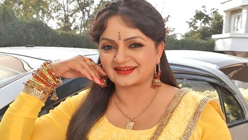शुरुआती दौर में उपासना डॉक्टर बनना चाहती थीं। हालांकि उन्होंने बाद में ड्रामेटिक आर्ट में एमए किया और मुंबई आ गईं। उनके पिता कभी नहीं चाहते थे कि वे एक्ट्रेस बने। लेकिन उनकी मां ने एक्टिंग की दुनिया में आने के लिए काफी सपोर्ट किया।
