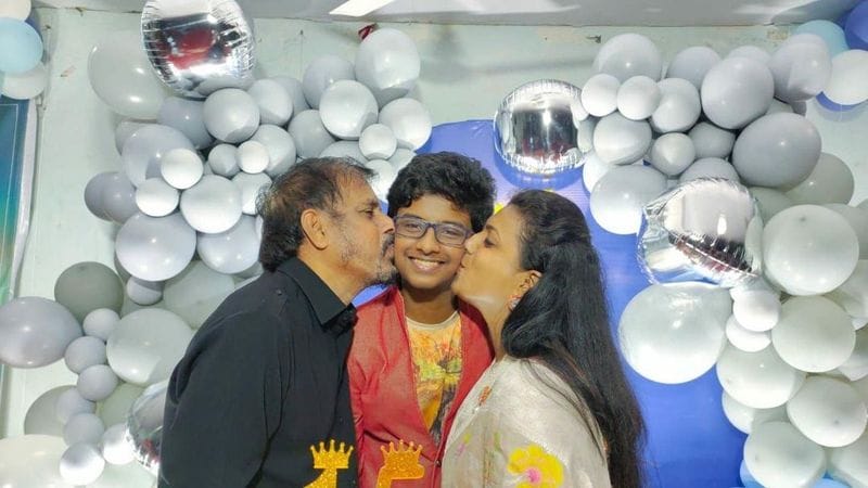 ఈ సందర్భంగా దిగిన ఫోటోలను సోషల్ మీడియా ద్వారా అభిమానులతో పంచుకుంది రోజా. అవి హల్చల్ చేస్తున్నాయి. రోజా అభిమానులు విషెస్ తెలియజేస్తున్నారు.