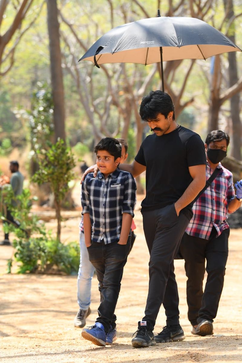 తన చిన్ననాటి పాతలో కనిపించబోతున్న చిన్నోడా? లేక సినిమాలో ఆ చిన్నోడికి ఏదైనా పాత్ర ఉందా?, అదీ కాకుండా చరణ్ బంధువులకు చెందిన కుర్రాడా? అన్నది ఆసక్తికరంగా మారింది. మొత్తానికి ఈ ఫోటోలు ఇప్పుడు వైరల్గా మారాయి.