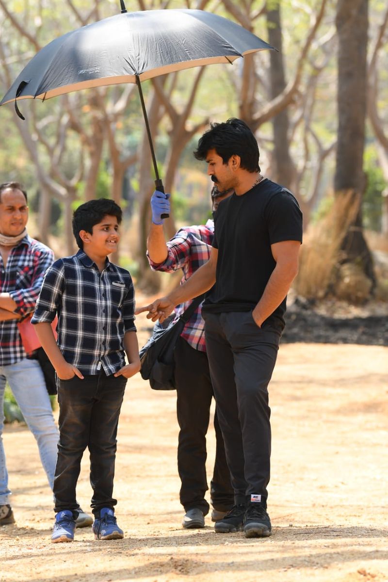 ఇక ఈ చిత్రంలో చెర్రీ సరసన అలియా భట్, ఎన్టీఆర్ సరసన ఒలివీయా మోర్రీస్ హీరోయిన్లుగా నటిస్తున్నారు. అజయ్ దేవగన్, సముద్రఖని కీలక పాత్రలు పోషిస్తున్నారు.