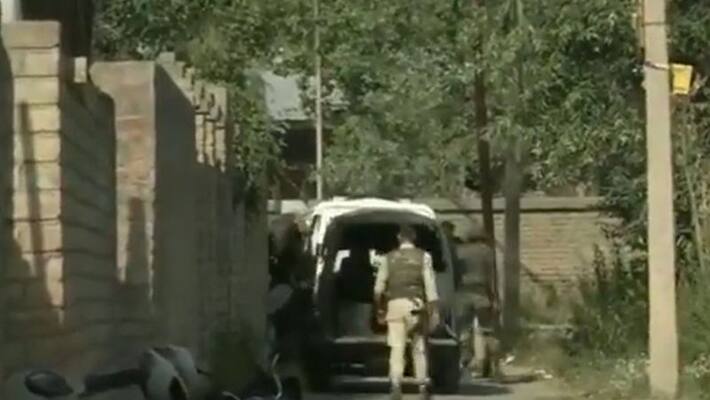 Srinagar encounter Police and security forces carrying out operation Two CRPF personnel injured ckm Srinagar encounter Police and security forces carrying out operation Two CRPF personnel injured ckm