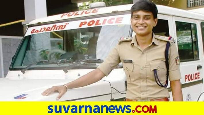 18 yr old abandoned with baby becomes SI of Varkala after 14 years dpl 18 yr old abandoned with baby becomes SI of Varkala after 14 years dpl