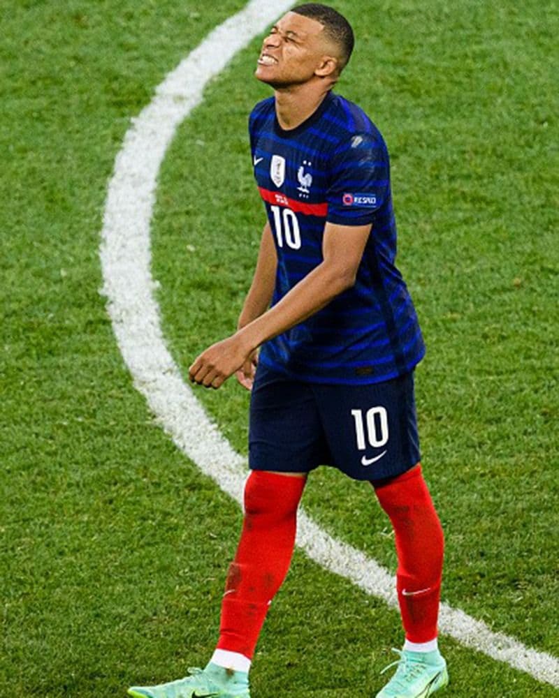 যার ফলে ১২০ মিনিট শেষ ম্যাচ গড়ায় টাই ব্রেকারে। আর সেখানেই ২০১৮ বিশ্বকাপ জয়ের অন্যতম নায়ক এমব্যাপে ২০২০ ইউরোতে ভিলেন হয়ে উঠলেন।