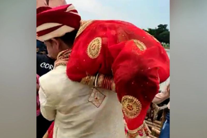 बता दें कि लोहागड़ा गांव के रहना वाला युवक शिवा कुमार रविवार को अपनी शादी की बारात पास के गांव पलसा बारात लेकर पहुंचा हुआ था। सोमवार को जब बारात लौटी तो रास्ते में पड़ने वाली कनकई नदी उफान पर थी। लोगों को समझ नहीं आ रहा था कि दूल्हन आखिर कैसे इस नदी को पार करेगी।
