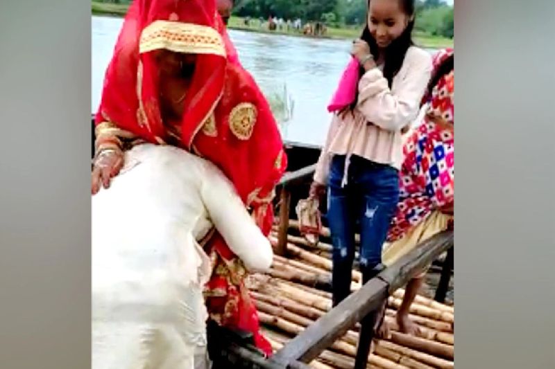 बराती दो नदी के उस पार चले गए, लेकिन लाल जोड़ों में दुल्हन बनी महिला को परेशानी थी कि वह पानी में कैसे उतरे। इतने में ल्हा बना युवक खुद नदी में उतर गया और पत्नी का हाथ पकड़कर अपने कंधे पर उठा लिया और नदी को पार कराया।
