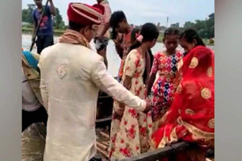 जैसे ही दूल्हे ने अपनी पत्नी को कंधे पर बैठाया तो बाराती इस अनोखे सीन की फोटो खींचने लगे और कुछ वीडियो बनाने लगे। इसके बाद कुछ लोगों ने यह तस्वीरें सोशल मीडिया पर पोस्ट कर दीं और अब वह तेजी से वायरल हो रही हैं।