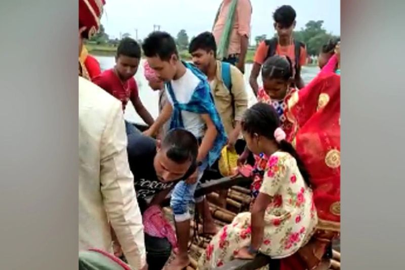 बता दें कि इस समय बिहार में बाढ़ का प्रकोप चल रहा है। जिसके चलते ऐसे सीन देखने को मिल रहे हैं। कुछ दिन पहले एक खबर सामने आई थी कि गोपालगंज में बाढ़ आई तो दुल्हन का घर बाढ़ के पानी से घिर गया तो दूल्हा नाव से बारात लेकर पहुंचा था।
