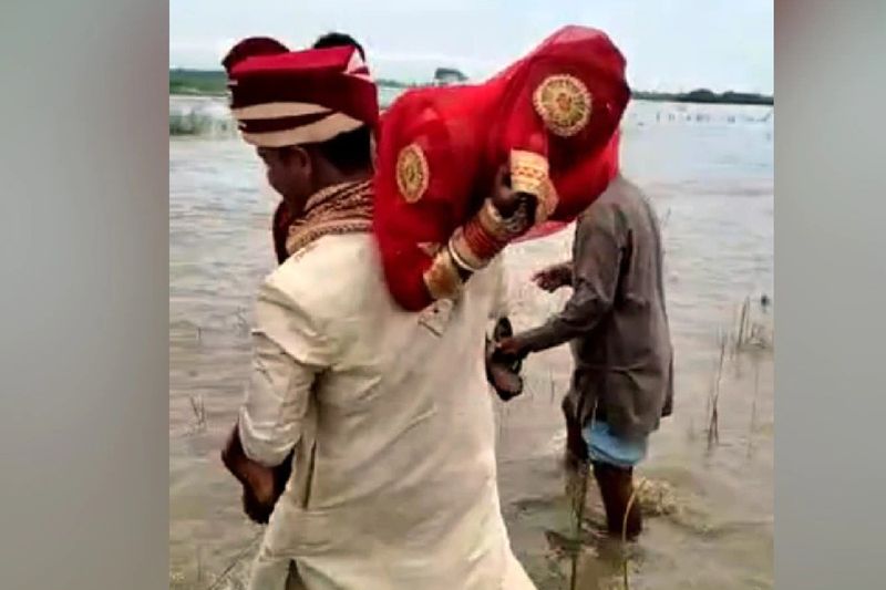 दरअसल, विदाई की यह अनोखी तस्वीरें किशनगंज जिला के सिंघीमारी पंचायत की बताई जा रही हैं। जहां शादी के बाद दुल्हन लेकर लौट रही बारात कनकई नदी की तेज धारा में फंस गई। बाराती तो किसी तरह नदी को पार करके निकल गए, लेकिन दुल्हन फंस गई। फिर दूल्हे ने अपना पति धर्म निभाते हुए दुल्हन को अपने कंधे पर उठाकर नदी पार कराया।