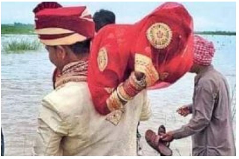 दूल्हे के इस कदम की सभी लोग सराहना करते हुए तारीफ कर रहे हैं। एक यूजर लिखता है कि दू्ल्हा राजा आपने हमारा और दुल्हन का दिल जीत लिया है। सचमुच आप भैया पतिव्रता पुरुष हो।