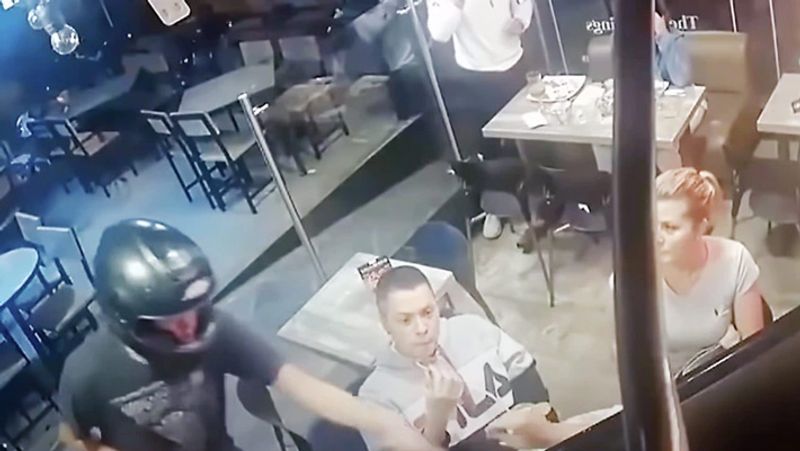 सोशल मीडिया में वायरल
ये आदमी अपनी कूलनेस के चलते एक सोशल मीडिया पर काफी वायरल हो रहा है। जब लुटेरे लूट रहे थे उसी समय ये आदमी शांति से खाना खाते हुए दिखाई दे रहा है। लूट की घटना का इसमें कोई असर नहीं होता है। जबकि रेस्टोरेंट में मौजूद बाकि लोग बहुत ज्यादा डर गए थे। 