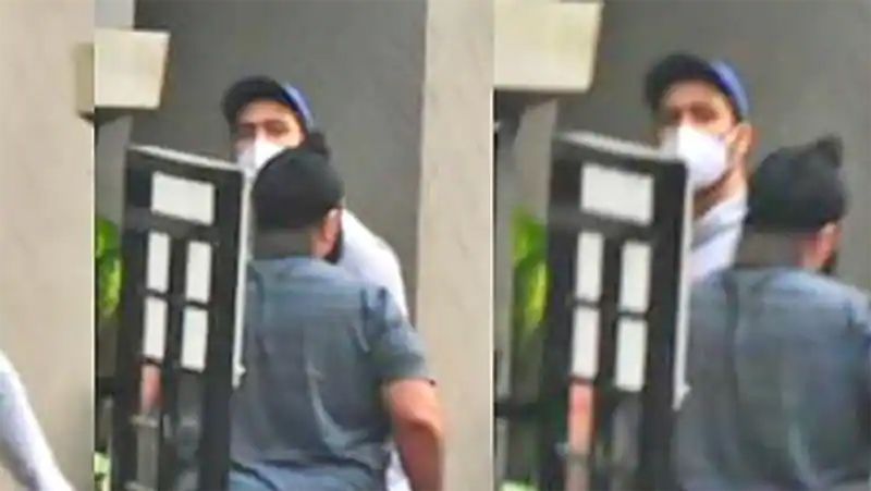 মাঝেমধ্যেই গভীর রাতে ক্যাটের ফ্ল্যাটে কোয়ালিটি টাইম কাটাতে চলেও আসছেন ভিকি, উদ্দাম অন্তরঙ্গতা ধরাও পড়ছে ক্যামেরায়। নেটিজেনরা বলছেন টল-ডার্ক হ্যান্ডসামের শরীরী নেশাতেই সলমনকে একেবারে ভুলে গেলেন ক্যাটরিনা।
