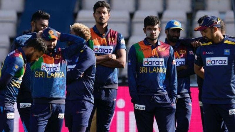 దీంతో శ్రీలంక జట్టు మొత్తం ప్రస్తుతం క్వారంటైన్లో గడుపుతోంది. జూలై 17 దాకా వీళ్లు క్వారంటైన్లోనే ఉంటారు. 17న మరోసారి కరోనా పరీక్షలు నిర్వహించి, అందరికీ నెగిటివ్ రిజల్ట్ వస్తే... 18 నుంచి సిరీస్ ప్రారంభం అవుతుంది...