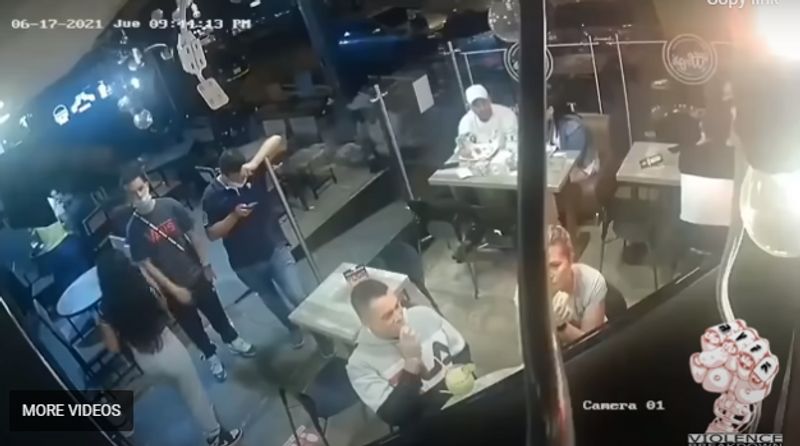 ഇതിനിടെ റസ്റ്റോറന്റിലുണ്ടായിരുന്നവരില് ചിലര് പുറത്തേക്ക് പോയി മറ്റുള്ളവര് തങ്ങളുടെ വിലപിടിപ്പുള്ള സാധനങ്ങള് ഒളിപ്പിച്ച് വയ്ക്കുന്നതും വീഡിയോയില് കാണാം. 