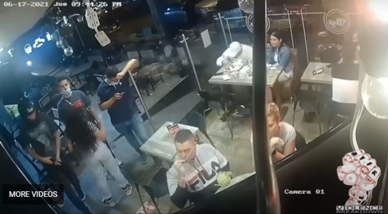 ഈ സമയം ഒരു യുവാവും അദ്ദേഹത്തിനടുത്തായി ഒരു യുവതിയും ഭക്ഷണം കഴിച്ച് കൊണ്ടിരിക്കുകയായിരുന്നു. മോഷ്ടാവ് യുവാവിന്റെ കഴുത്തില് നിന്ന് സ്വര്ണ്ണമാല പൊട്ടിച്ചെടുത്തു. ശേഷം കൌണ്ടറില് നിന്ന് സാധനങ്ങള് എടുക്കാന് ആവശ്യപ്പെട്ടു. 