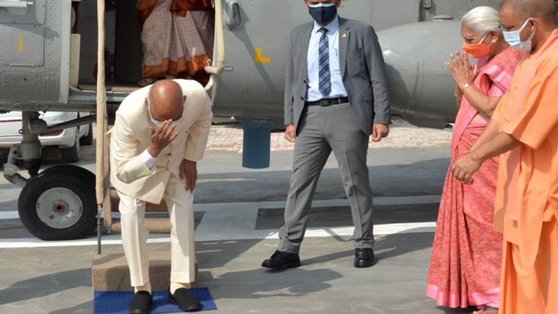 अपने गांव पहुंचे थे राष्ट्रपति
ये तस्वीर सोशल मीडिया में वायरल हो रही है। राष्ट्रपति रामनाथ कोविंद कानपुर देहात स्थित अपने गांव परौंख पहुंचे थे ये तस्वीर तभी की है। ये तस्वीर परौंख गांव के नजदीक बने हेलिपैड पर ली गई थी जहां कोविंद का स्वागत करने के लिए राज्यपाल और मुख्यमंत्री पहुंचे थे।